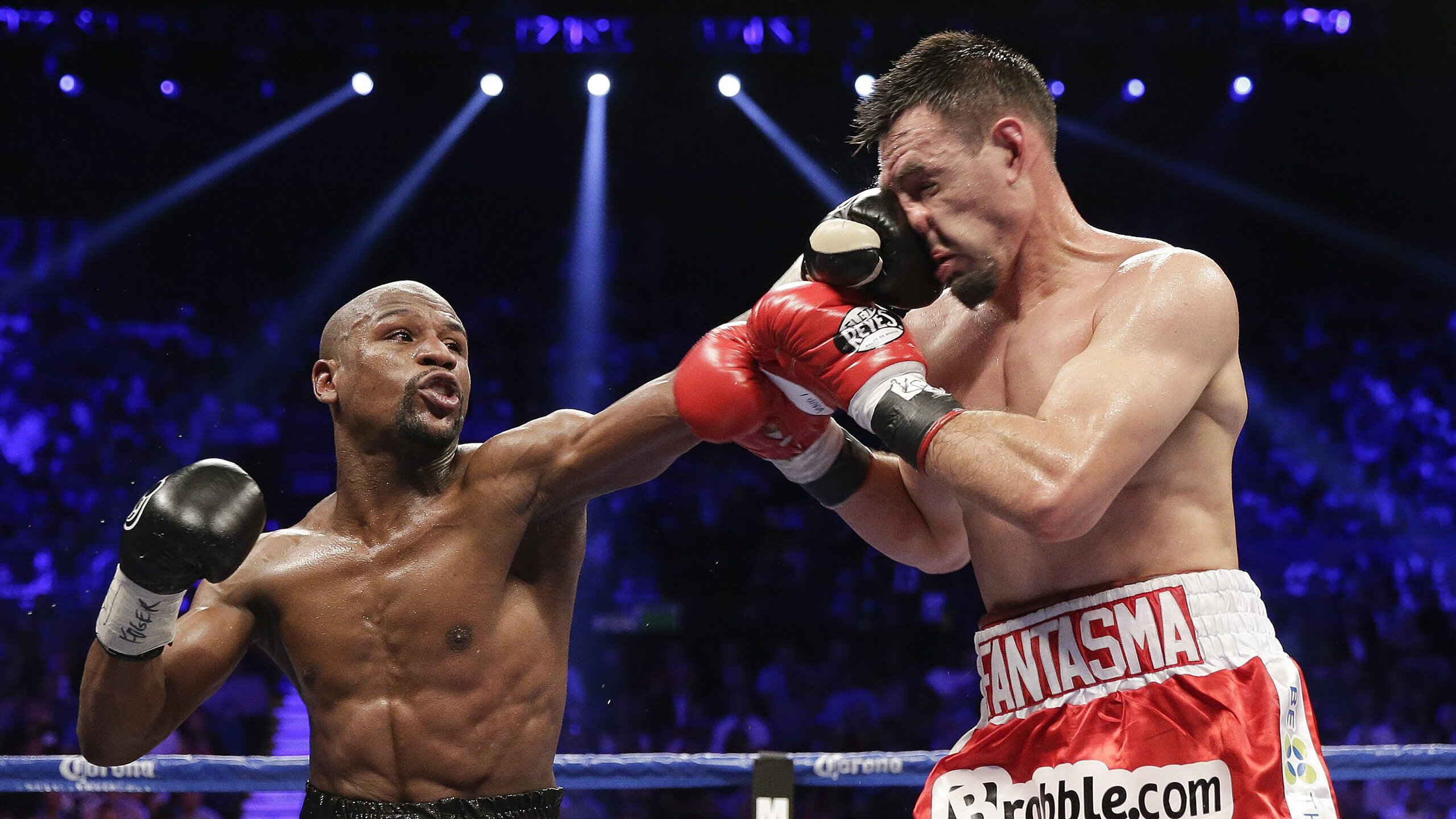 国际足联推动裁判全员培训，保证比赛判罚的专业性和公平性，国际足球比赛主裁判有几名